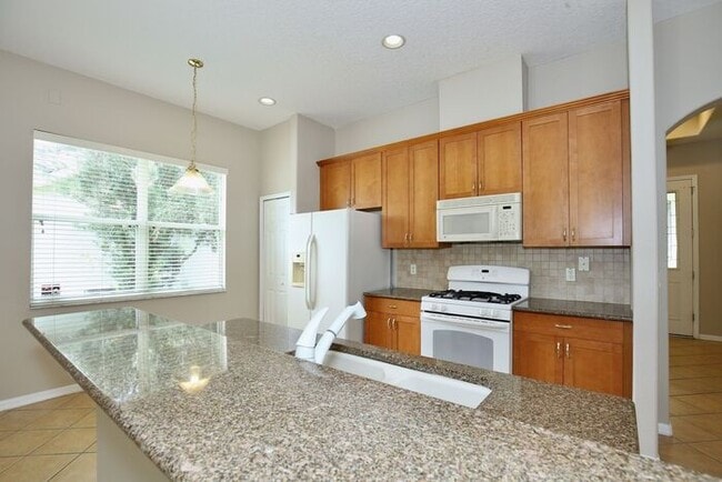 Building Photo - Spacious 3/2 Home located in Summerport Co...
