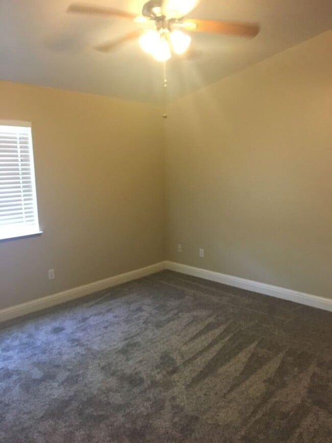 Building Photo - 3+2 NW Hageman & Jewetta Area $2200+ $2200 Deposit