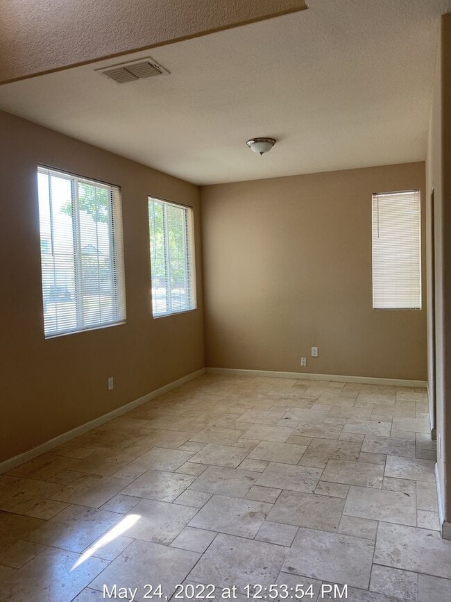 Building Photo - Large Corner Lot