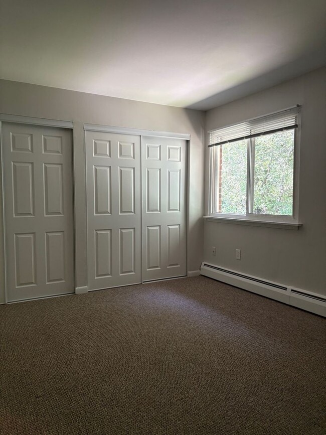 Building Photo - 2 Bedroom Townhouse Apartment