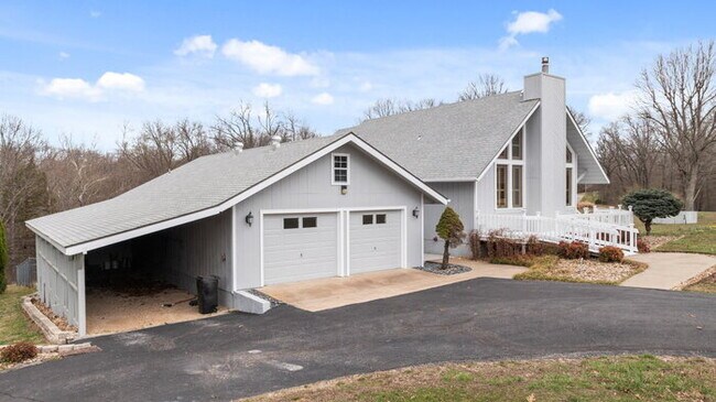 Building Photo - "Charming 2-Bed Home with Scenic Views and...