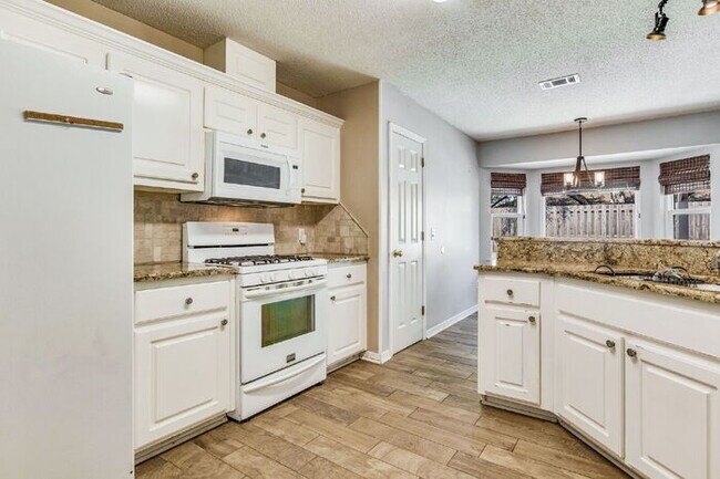 Building Photo - Welcome to your dream home! This stunning 4-bedroom, 3-bathroom residence is perfectly situated n...