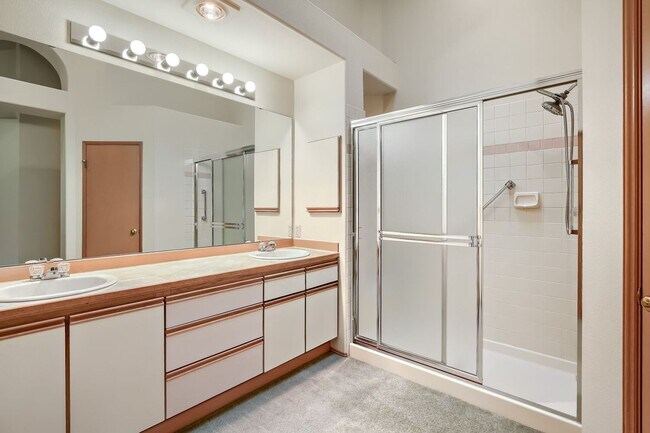 Building Photo - Well-Equipped 3 Bed 2 Bath Renton Home w/ 2-Car Attached Garage!