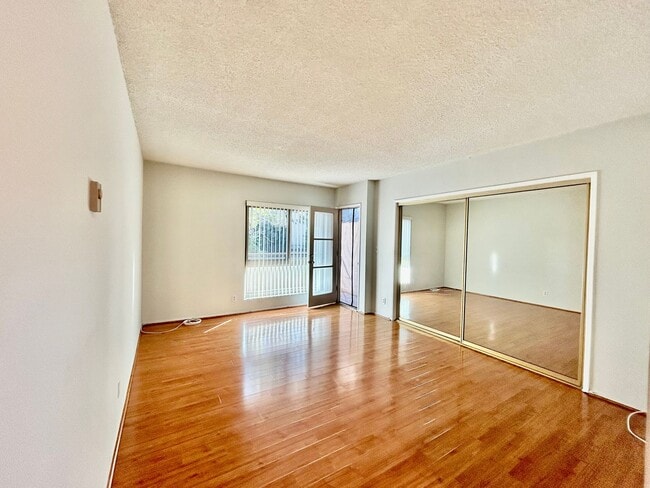 Building Photo - Fox Hills 2 Bd Condo *$500.00 Off First Month's Rent!*