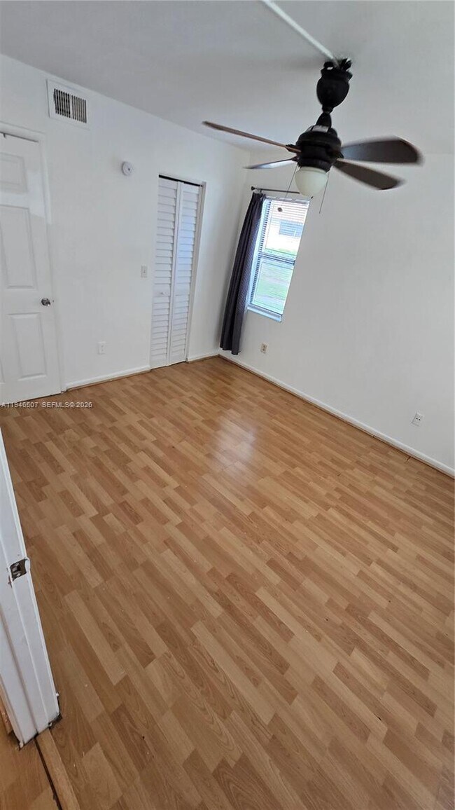 Building Photo - 871 NE 207th Ln