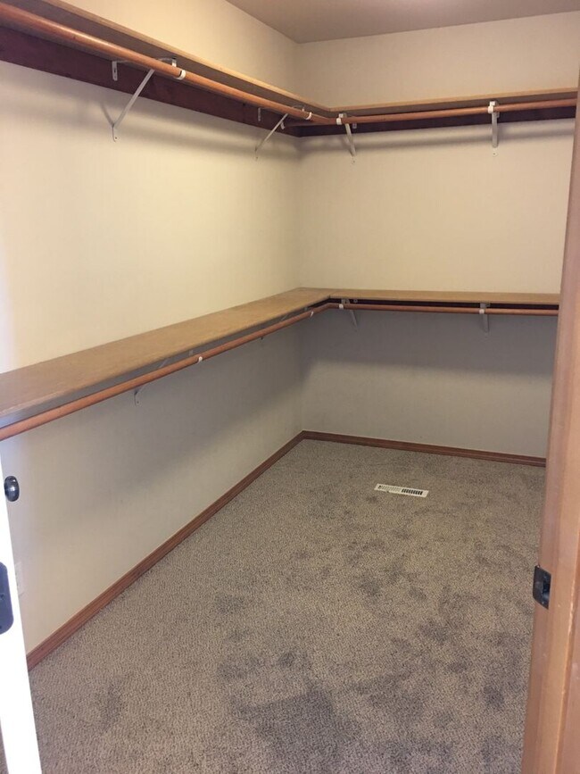 Building Photo - Large 4 bedroom house that is Pet Friendly!