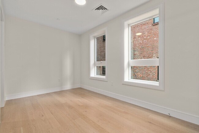 Building Photo - 301 Border St