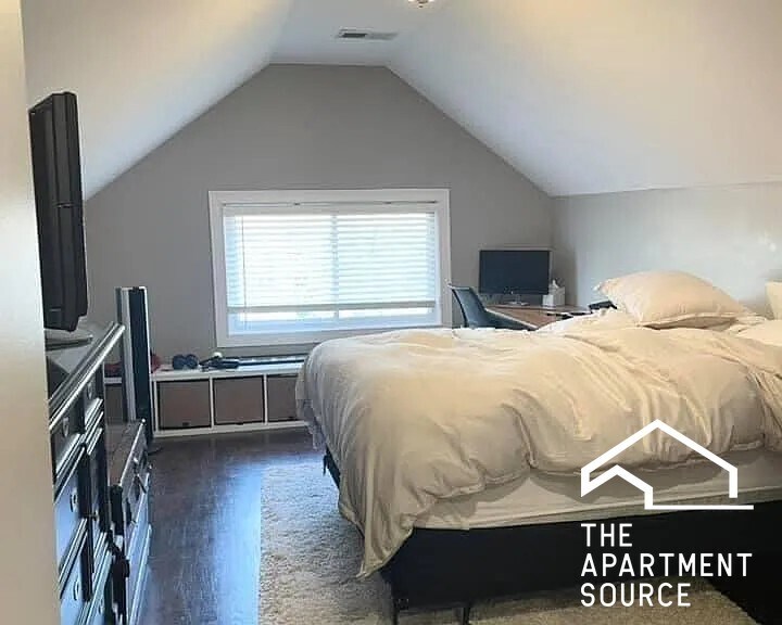 Building Photo - 2732 N Wilton Ave