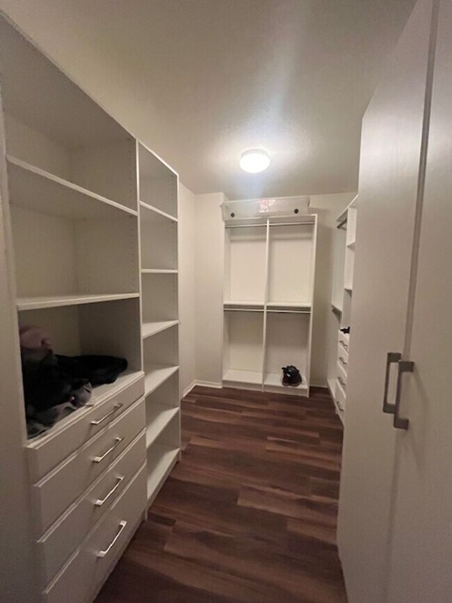 Building Photo - Beautiful Estate located in the Highly des...
