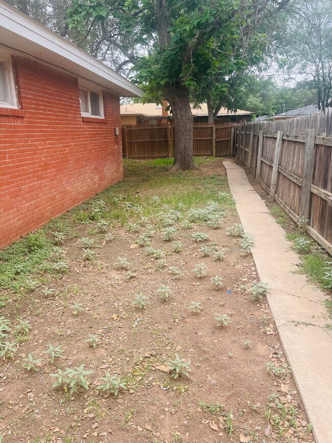 Building Photo - Cute 2 Bedroom Duplex