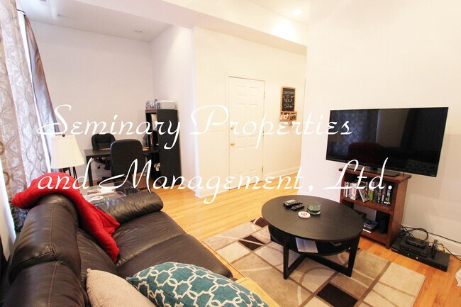 Interior Photo - 1821 N Sheffield