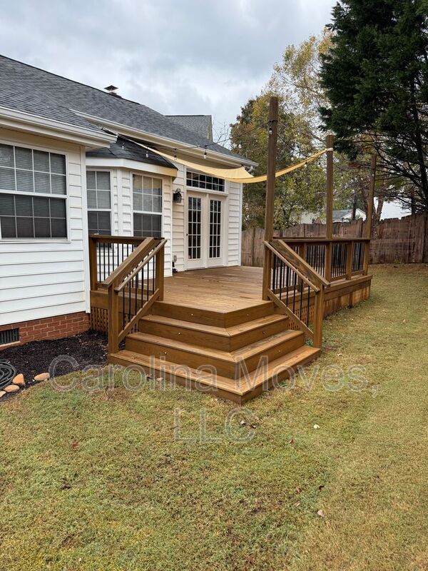 Building Photo - 323 Thornbush Ct