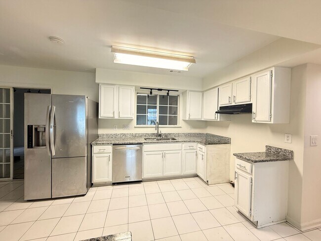 Building Photo - 8720 Mornington Dr
