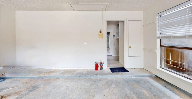 Building Photo - 6916 Moccasin Dr
