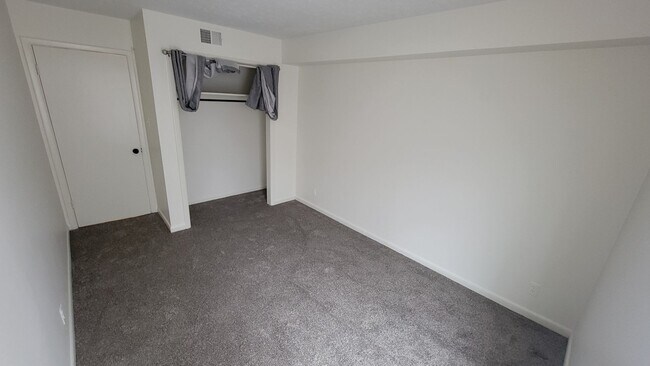 Building Photo - Clean Two Bedroom Condo For Rent