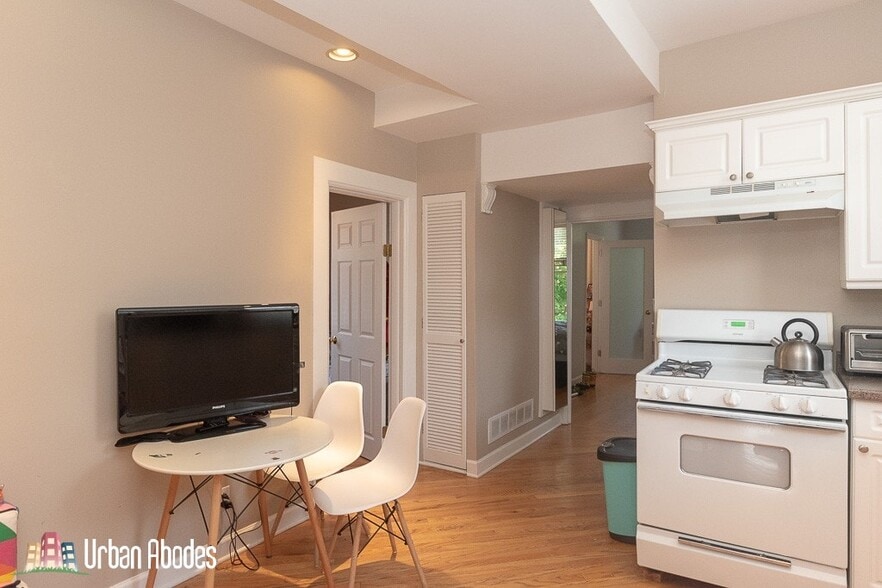 Building Photo - 3144 N Oakley Ave