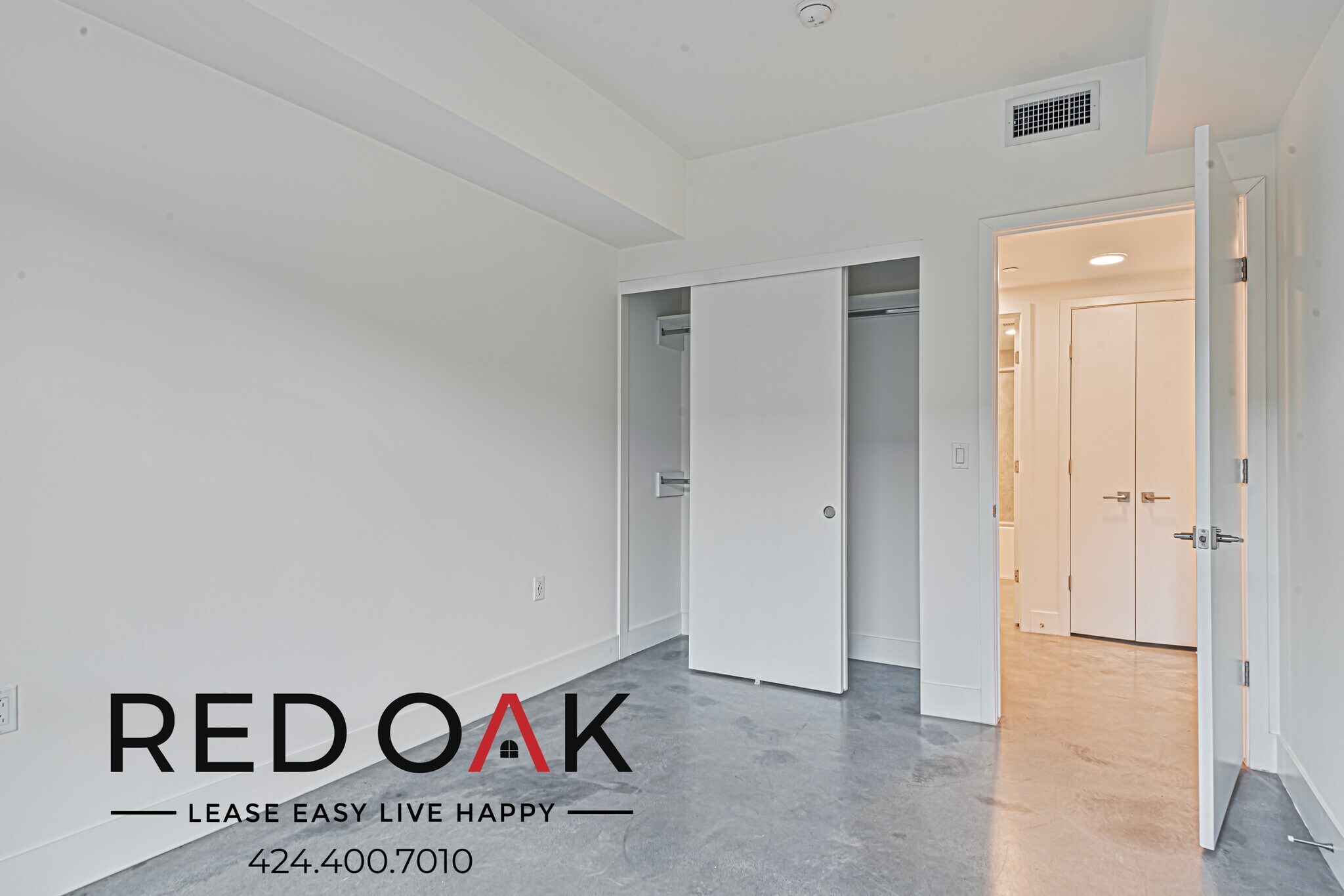 Building Photo - 453 S Kenmore Ave