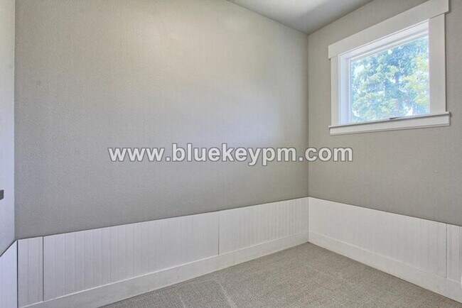 Building Photo - 3 Bed, 2.5 Baths Luxury Home Located Near ...