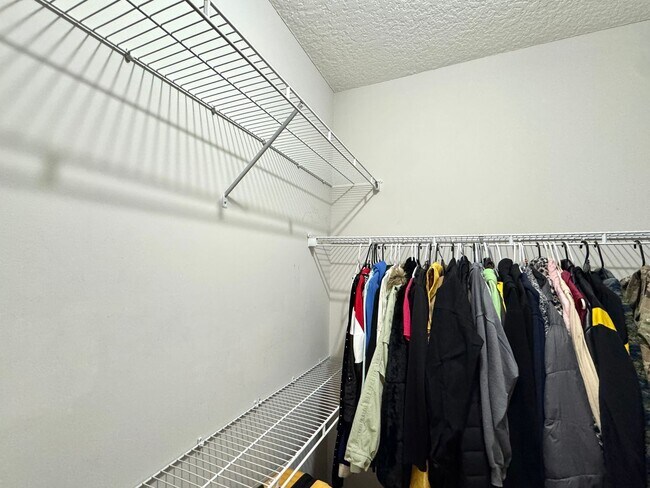 Building Photo - MOVE-IN READY [PET FRIENDLY]