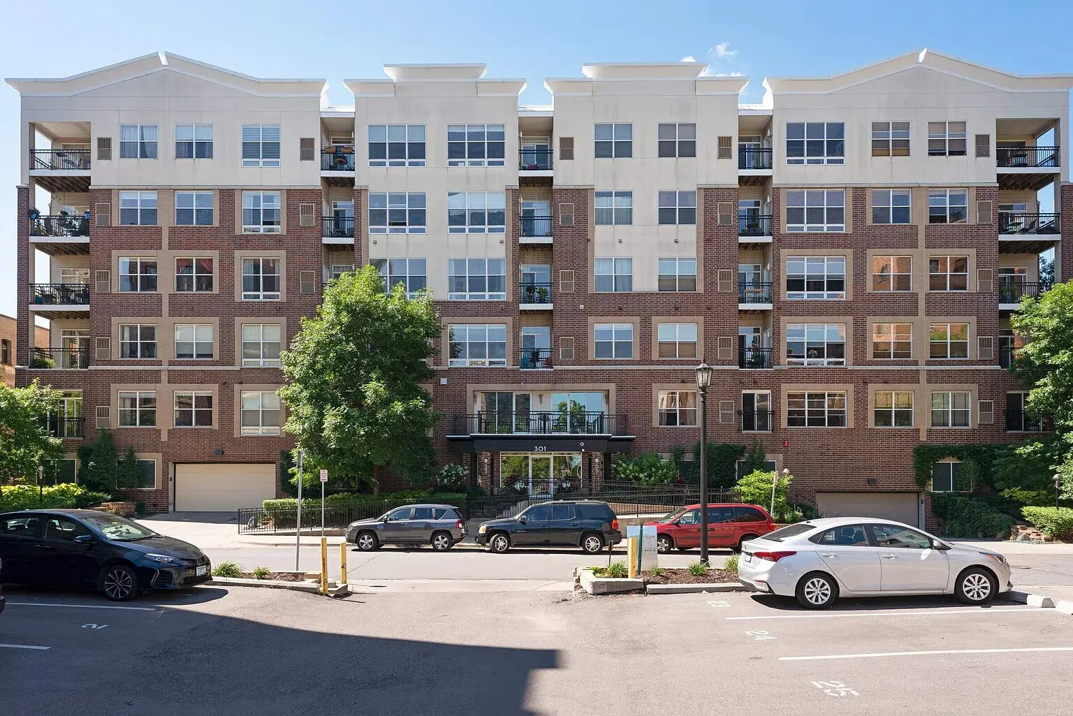Building Photo - 301 Oak Grove St