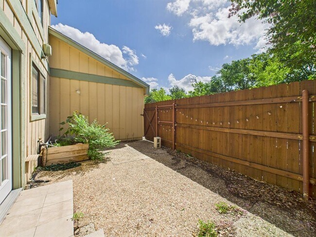 Building Photo - 9520 Quail Village Ln