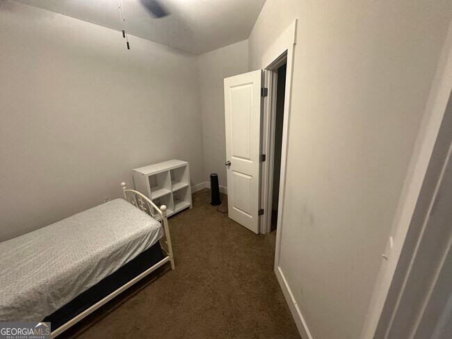 Building Photo - 370 Crestbrook Ln