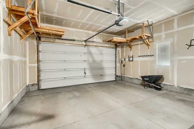 Building Photo - 3 Bed 2.5 Bath End Unit Home with FENCED Y...