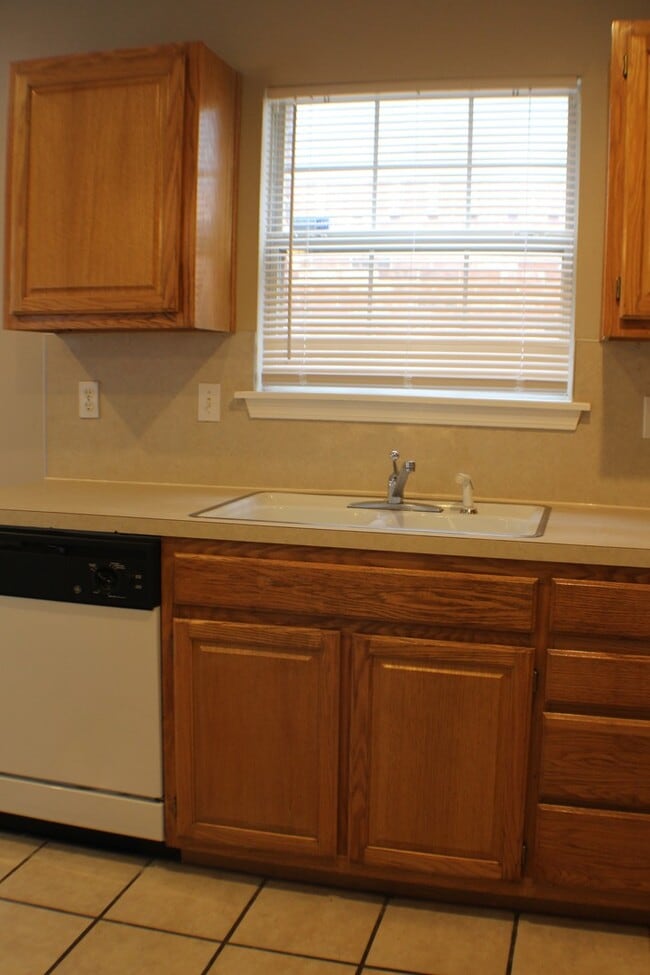 Building Photo - Adorable 3 bedroom 2.5 bathroom in Jenks!