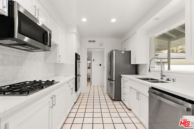 Building Photo - 3761 Sheridge Dr