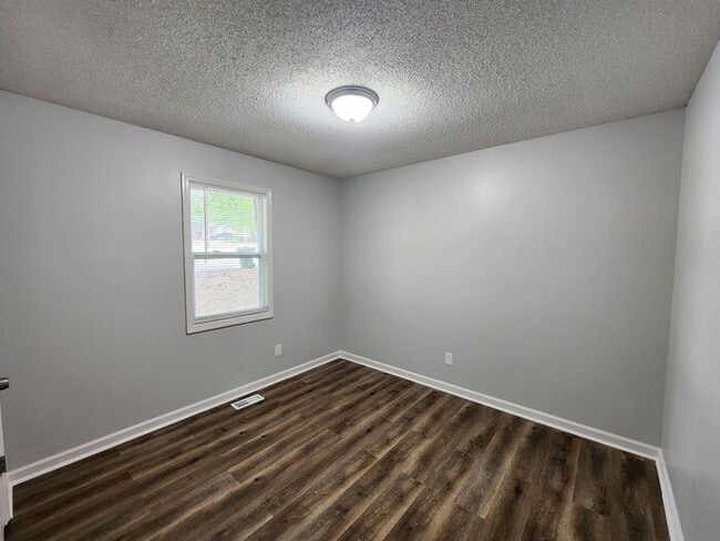 Building Photo - 709 W Creek Cir