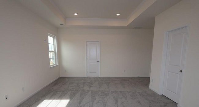 Building Photo - Huge 5-bedroom, 4-bathroom, in Poplin Grov...