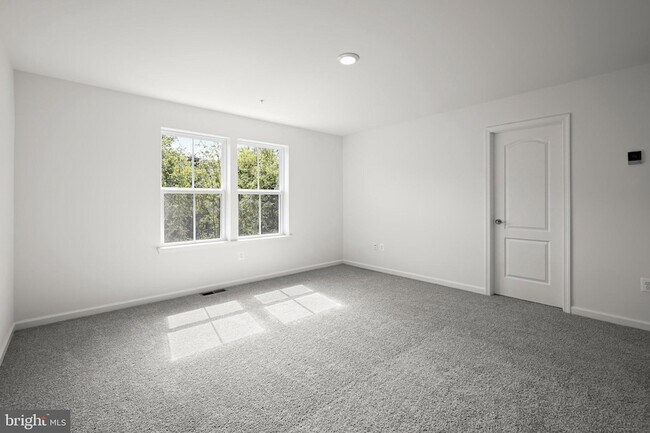 Building Photo - 643 Eastland Row