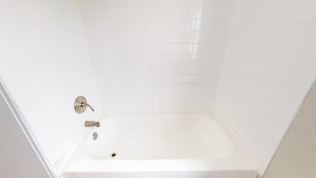 Building Photo - 3 Bedroom/1 bathroom renovated townhouse.