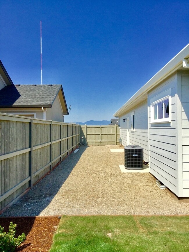 Building Photo - Stunning Newer Build in Stonegate Estates!!