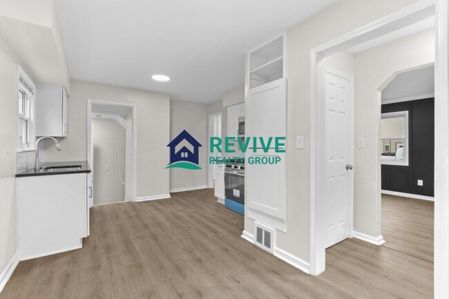 Building Photo - 131 Doremus Ave