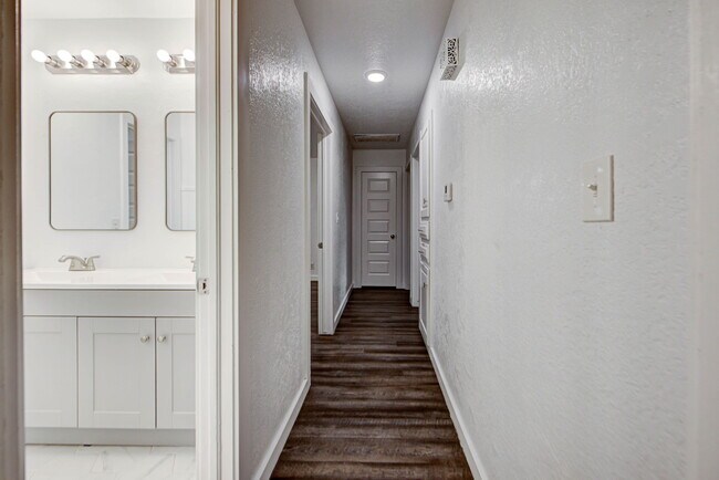 Building Photo - 903 S Berry Rd