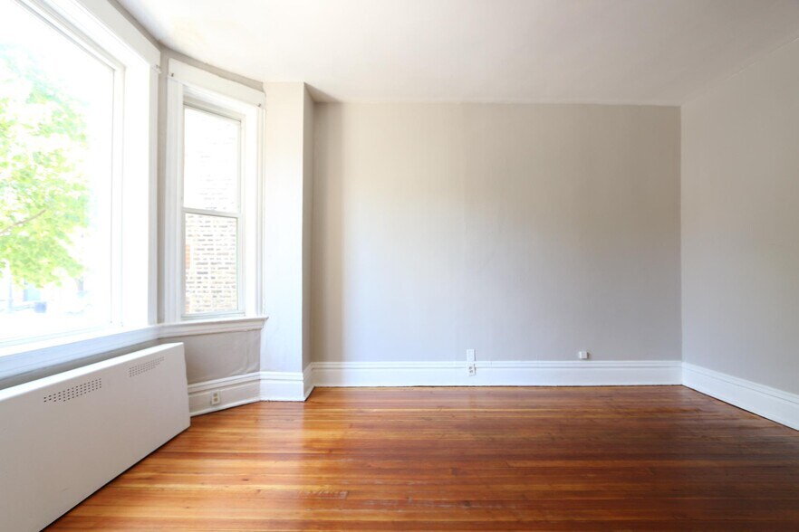 Building Photo - 2440 S Oakley Ave