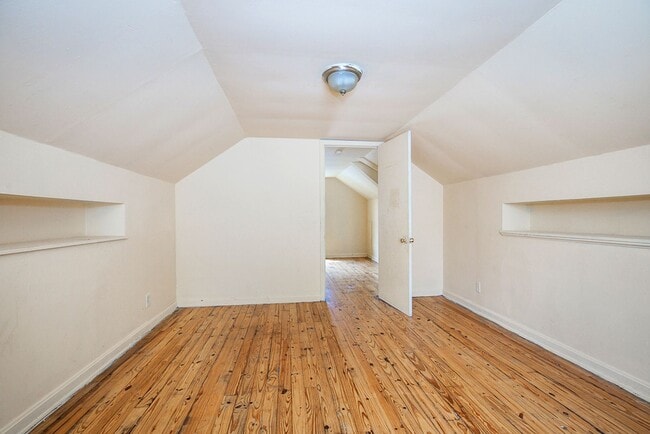 Building Photo - 2 BED 1.5  BATH BEAUTIFUL SINGLE FAMILY HO...