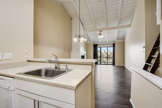 Building Photo - 207 Hi Cir N