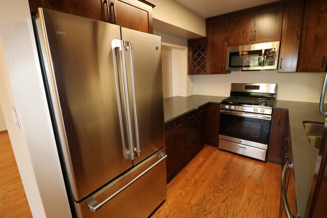 Building Photo - Studio City, 1Bed and 1.5 Bath Condo!