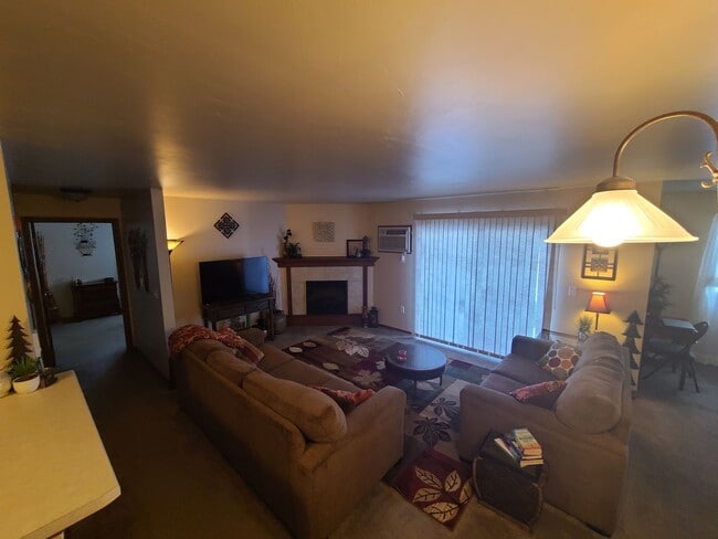 Building Photo - 1 Bed, 1 Bath 930 Sq Ft 2nd Floor