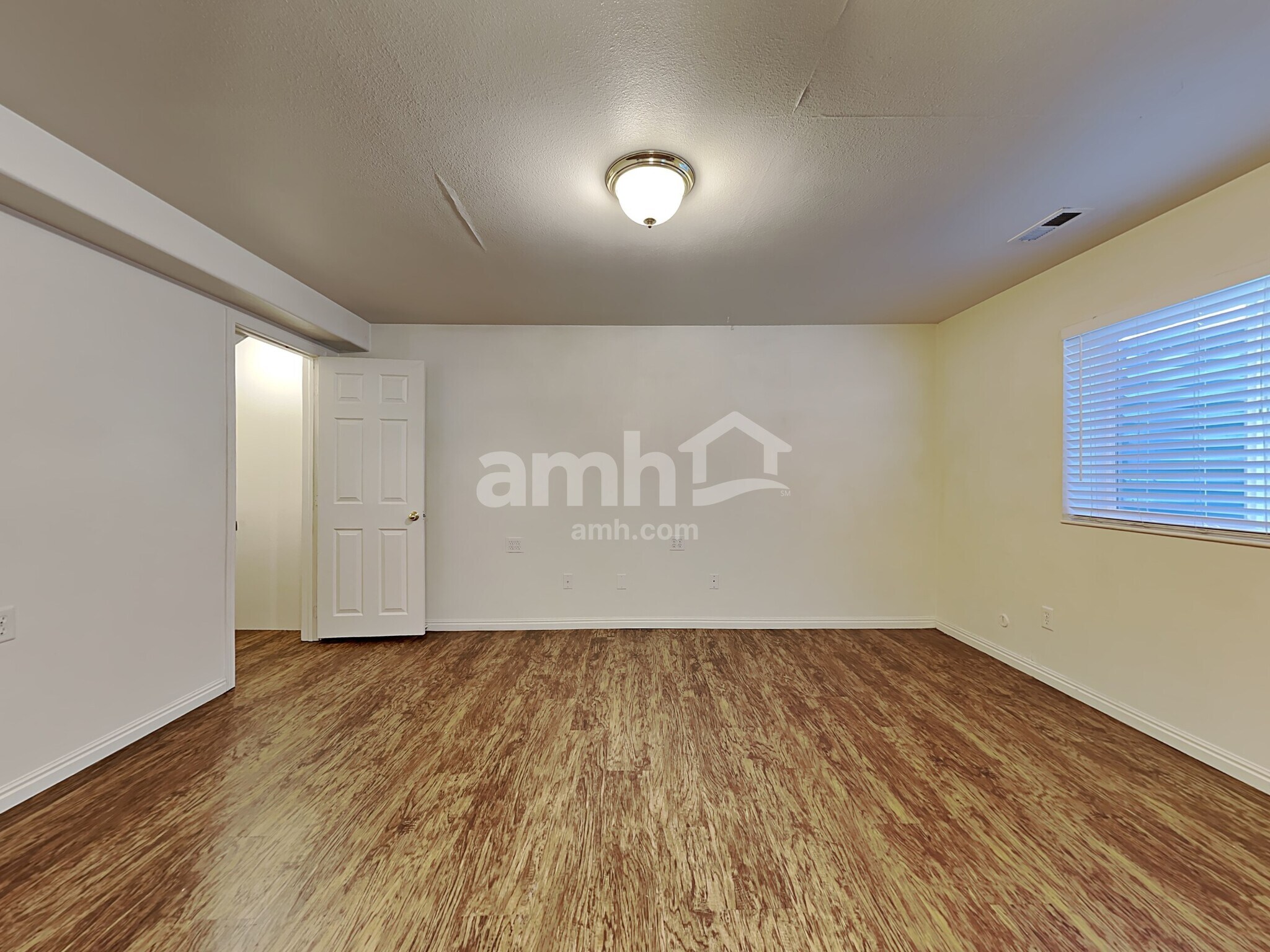 Building Photo - 1979 Airport Dr