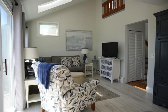 Building Photo - 39 Lake Rd