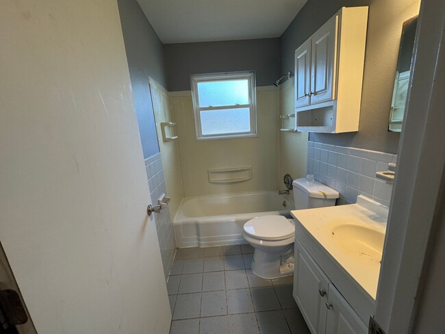 Building Photo - 3 Bed, One Bath - Hazelwood