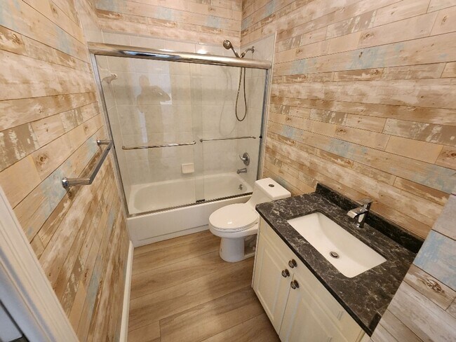 Building Photo - Bouchelle Island 2 Bedroom 2 Bath Condo