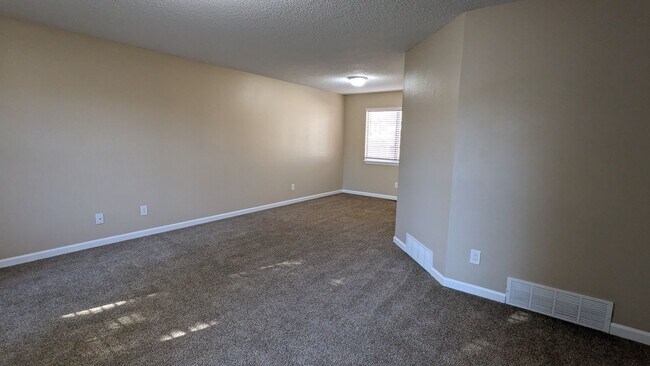 Building Photo - SPACIOUS TWO STORY 3 BED/2.5 BATH WITH FENCED BACKYARD IN CUL-DE-SAC!