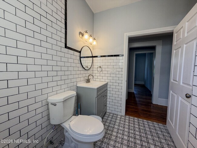 Building Photo - 2047 N Market St