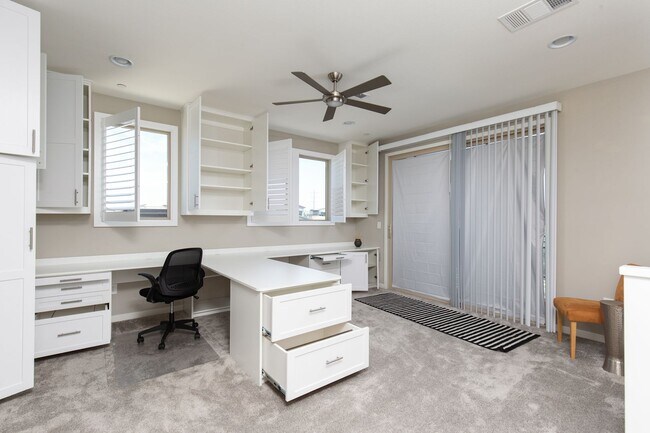 Building Photo - Fully furnished luxury townhome in Affinit...