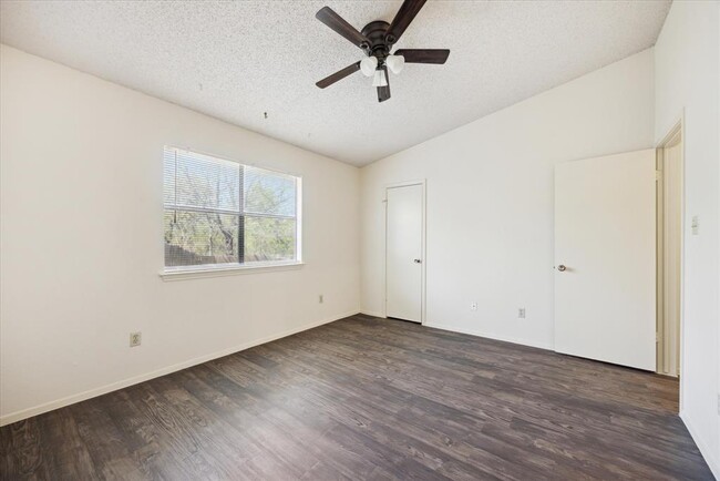 Building Photo - 704 Rollingway Dr