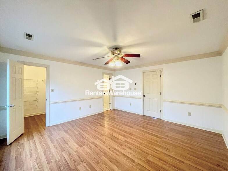 Building Photo - 352 Peace Haven Dr